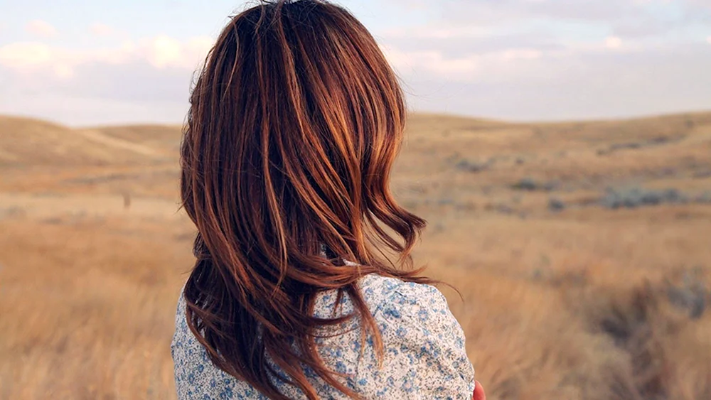 Mädchen mit kurzen Haaren am Meer im Winter