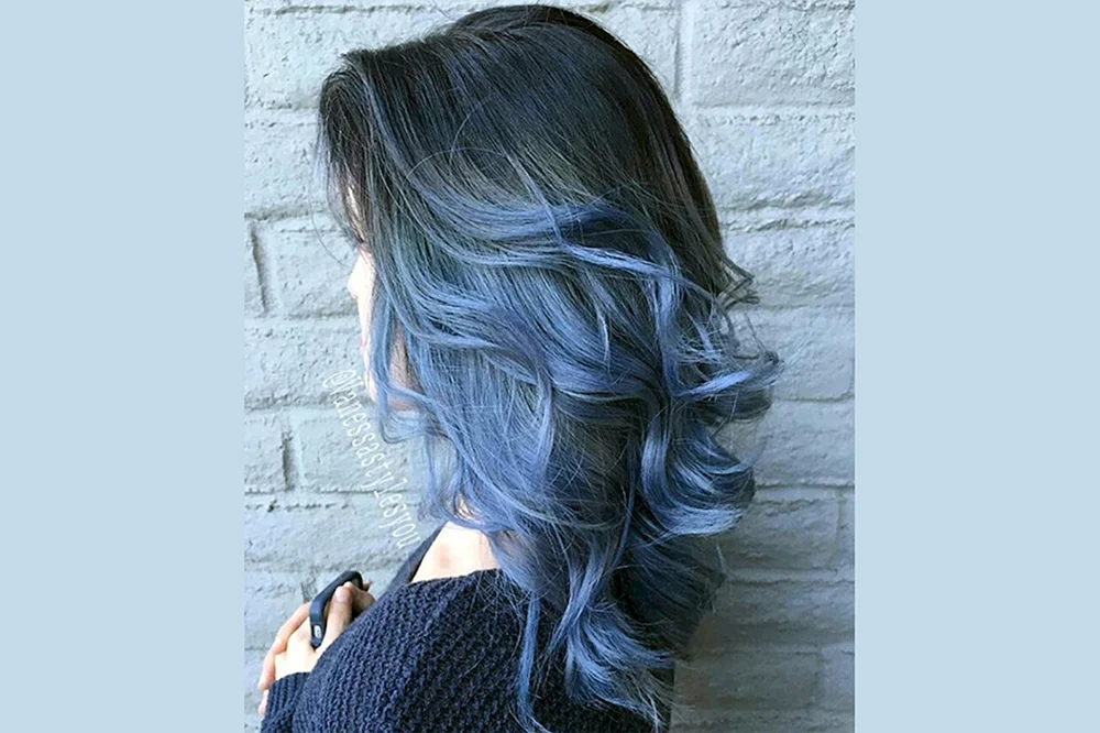 Balayage blau auf dunklem Bob
