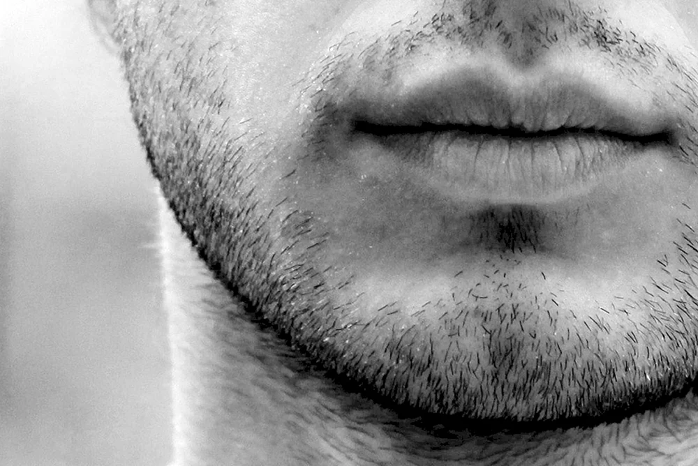 Männliche Lippen küssen