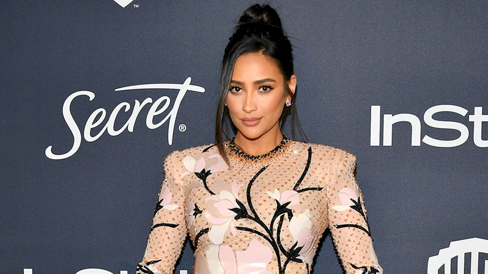 Shay Mitchell 2020