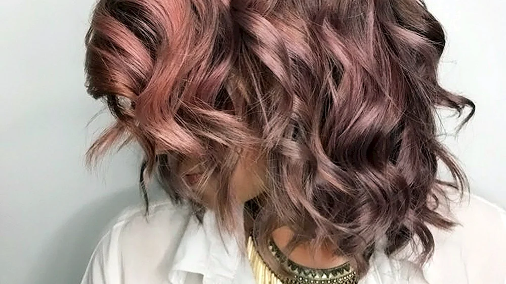 Pinkes blondes Balayage auf dunklem Haar