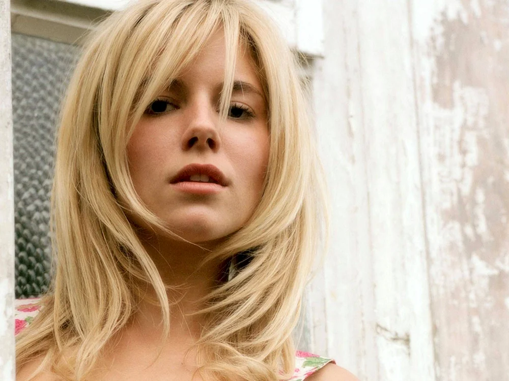 Sienna Haarschnitt Miller Kaskadenhaarschnitt Kaskadenrhapsodie Haselhaarschnitt Kaskadenhaarschnitt mit Fransen und Pony Waldfrisur Jennifer Aniston Kaskadenrhapsodie Haselhaarschnitt Halblanger Kaskadenhaarschnitt Kaskadenrhapsodie Haselhaarschnitt