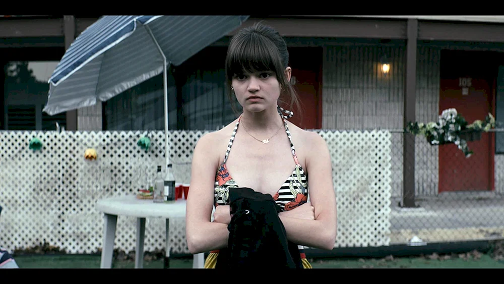 Ciara Bravo in Wayne Badeanzug