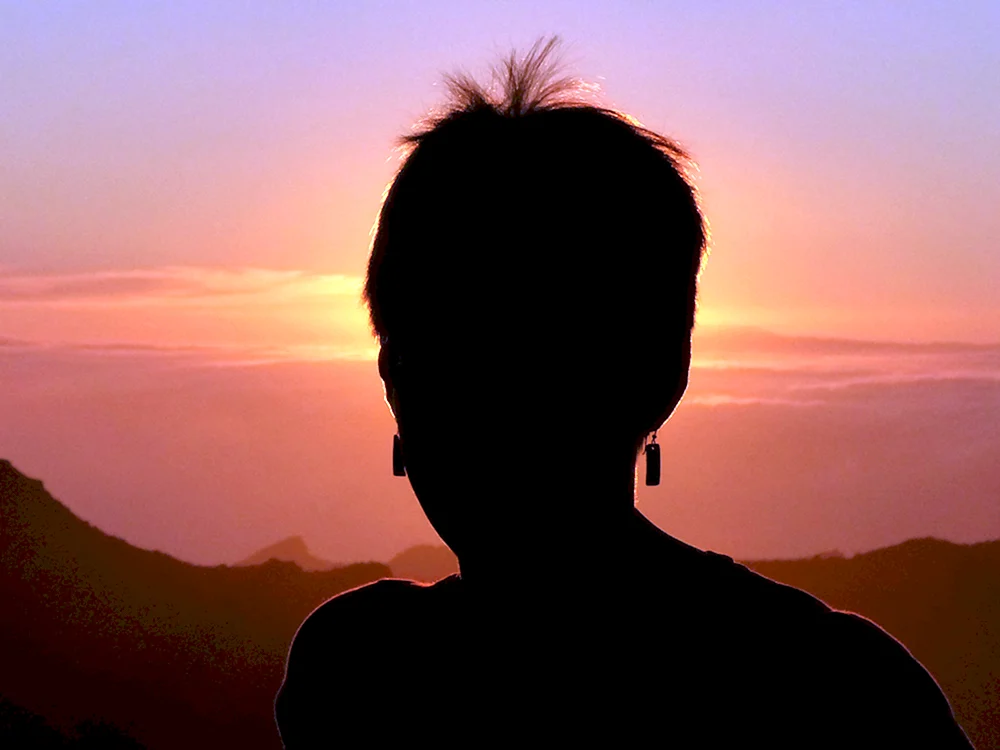 Silhouette eines Mädchens mit kurzen Haaren