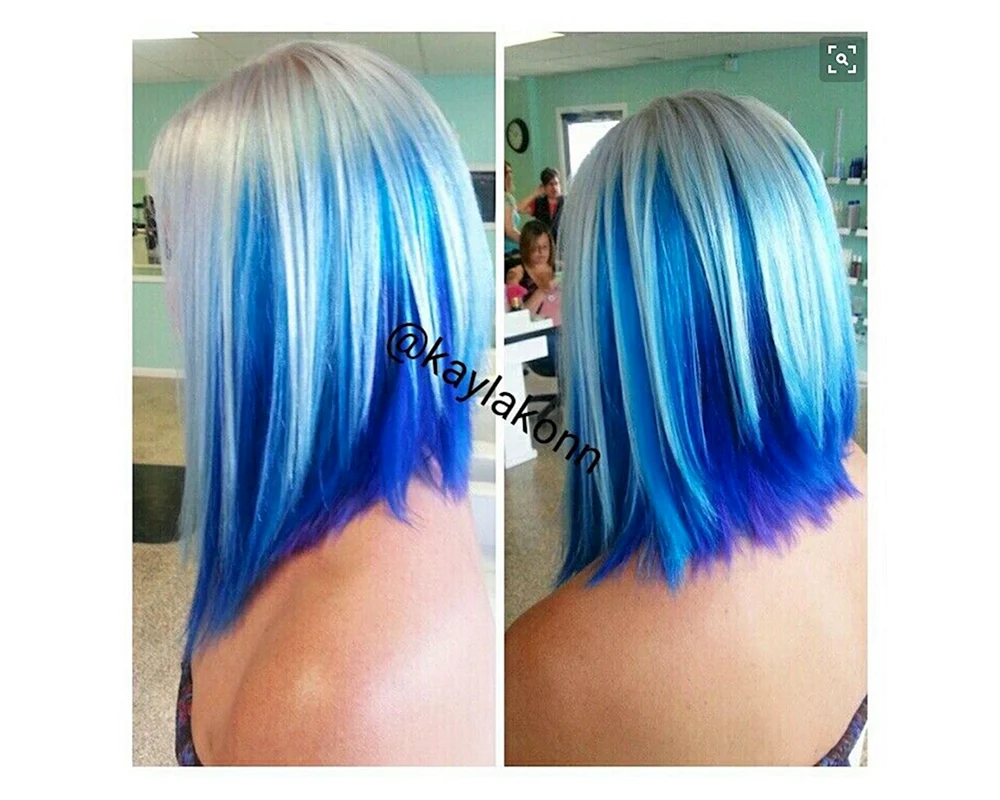 Blaue Strähnen auf blondem Haar