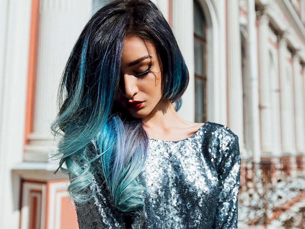 Blaue Haarfarbe auf dunklem Haar