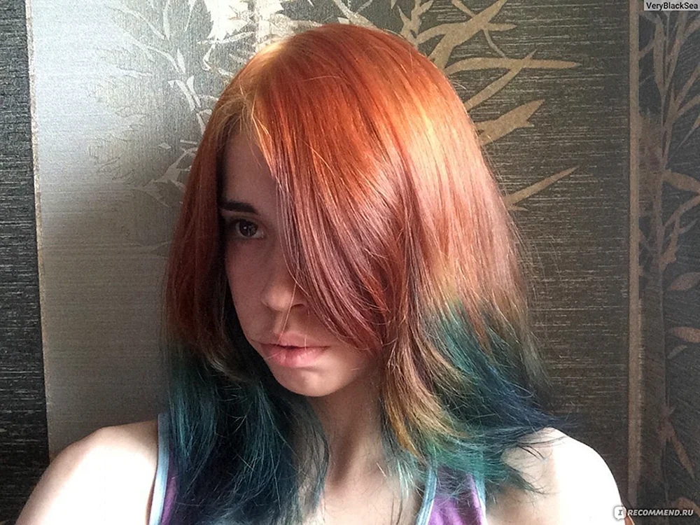 Blaues Tonikum auf rotem Haar