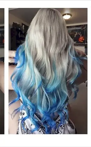 Blaue Spitzen auf blondem Haar