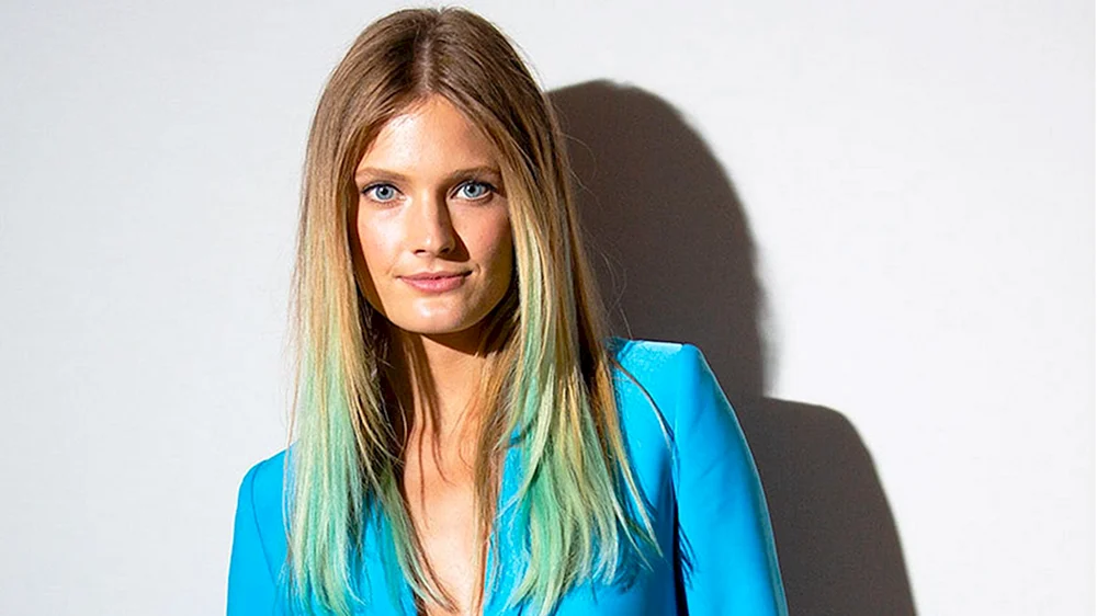 Blaue Strähnen auf blondem Haar