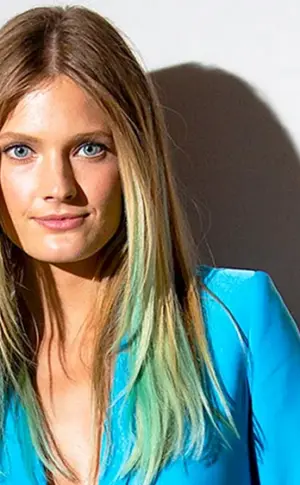 Blaue Strähnen auf blondem Haar