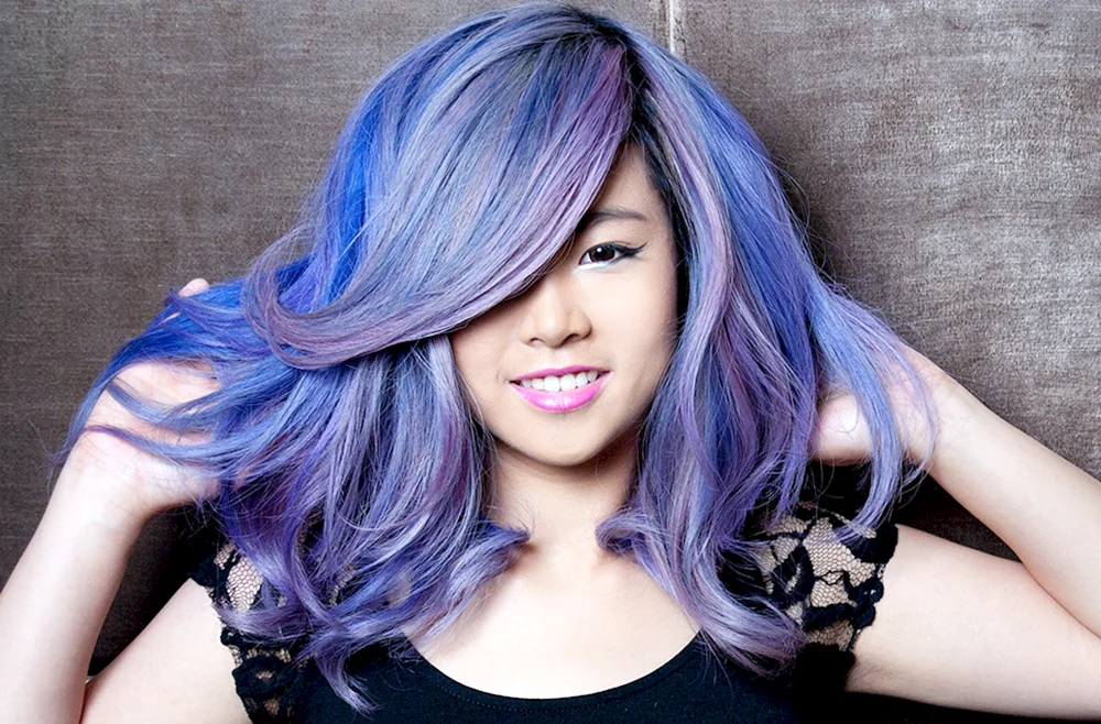 Blaue Strähnen auf blondem Haar