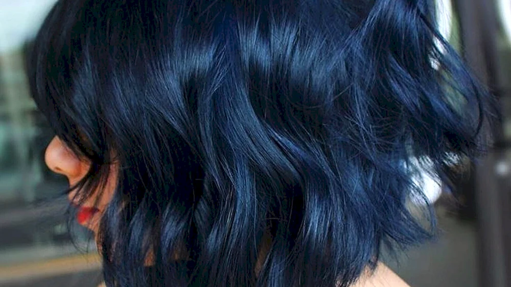 Blaue Strähnen auf dunklem Haar