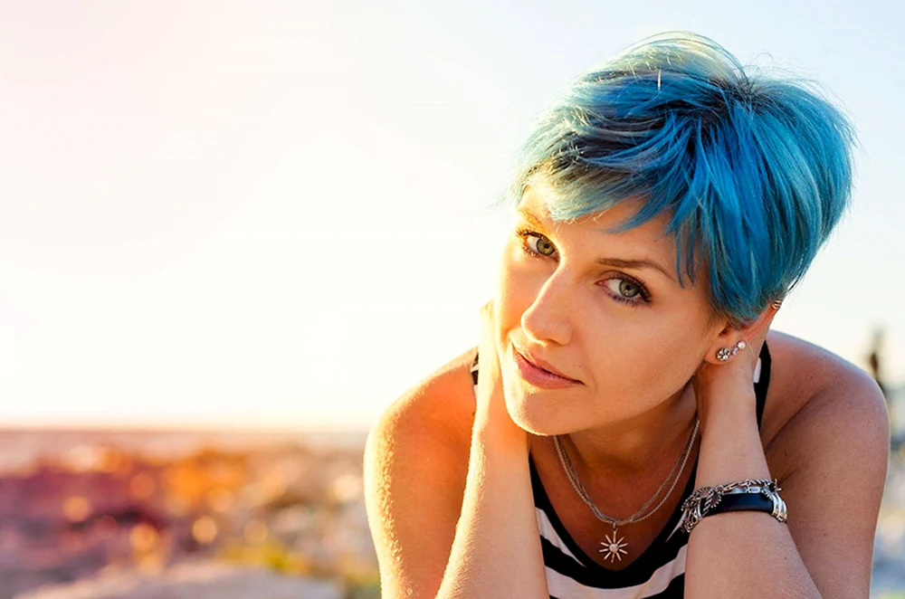 Blaue Haare kurzer Haarschnitt für Frauen