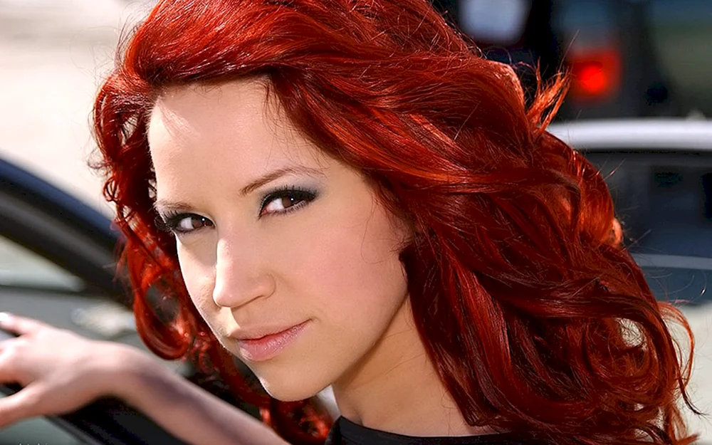 Scarlet Taylor mit rotem Haar