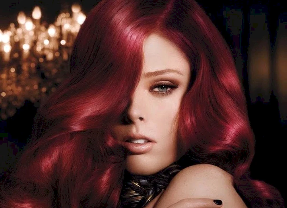Scarlet Taylor mit rotem Haar