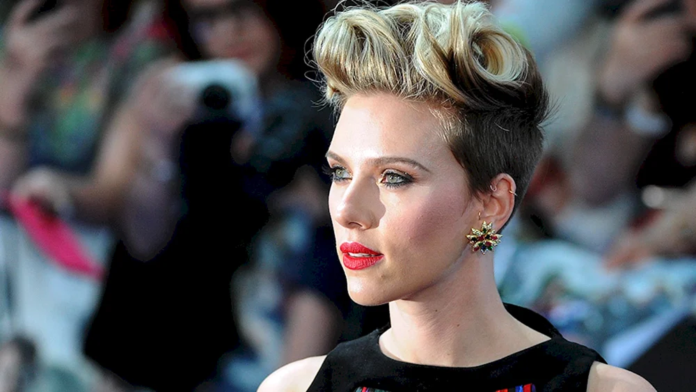 Scarlett Johansson mit Kurzhaarschnitt
