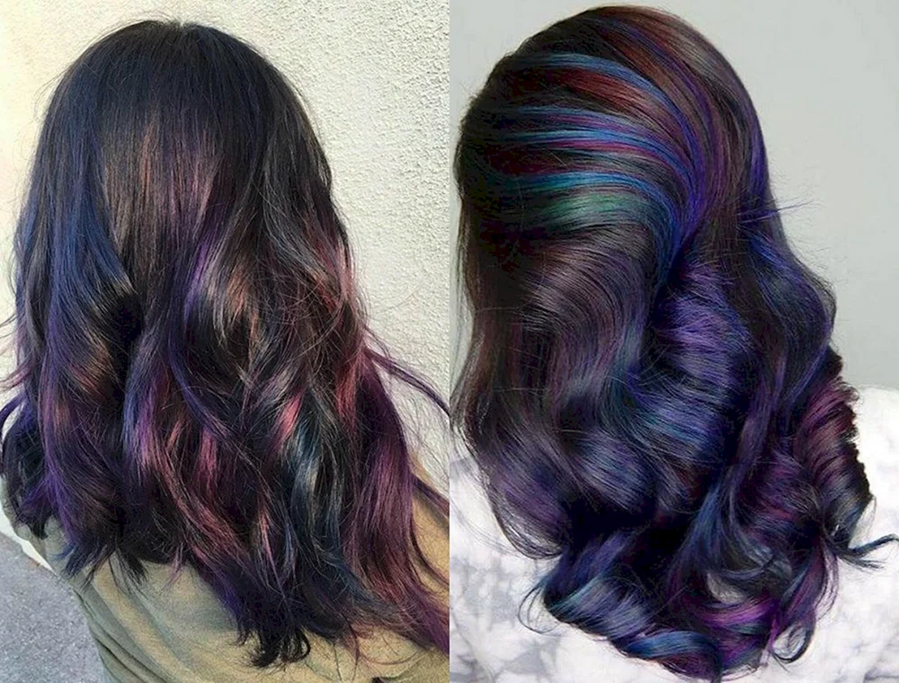 Rote Spitzen auf dunklem Haar. hair