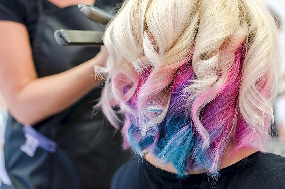 Versteckte blonde Haarfärbung