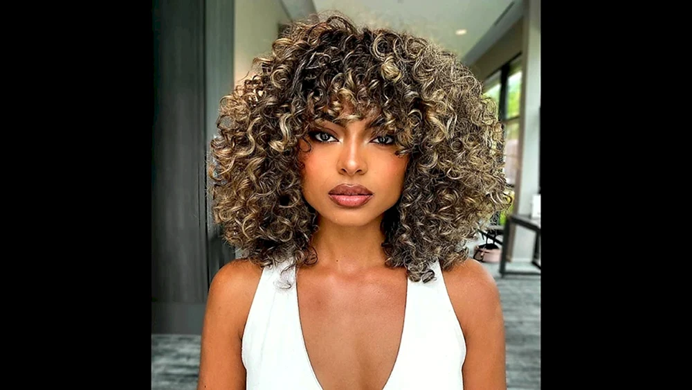 Curly kurzes schwarzes Haar