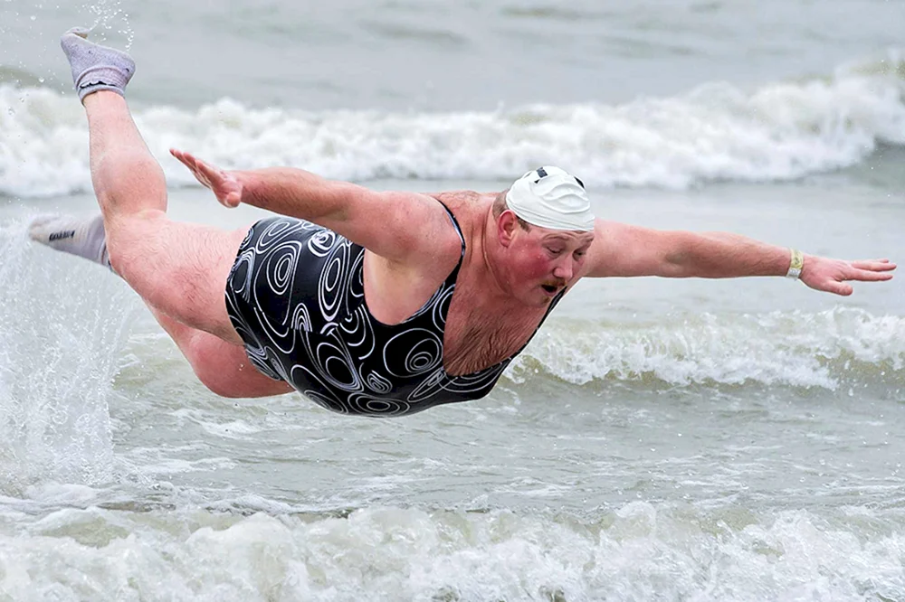 Lustige Menschen am Strand