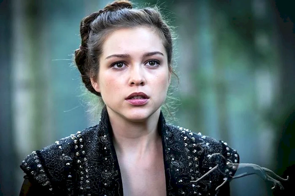 Sophie Cookson heiß