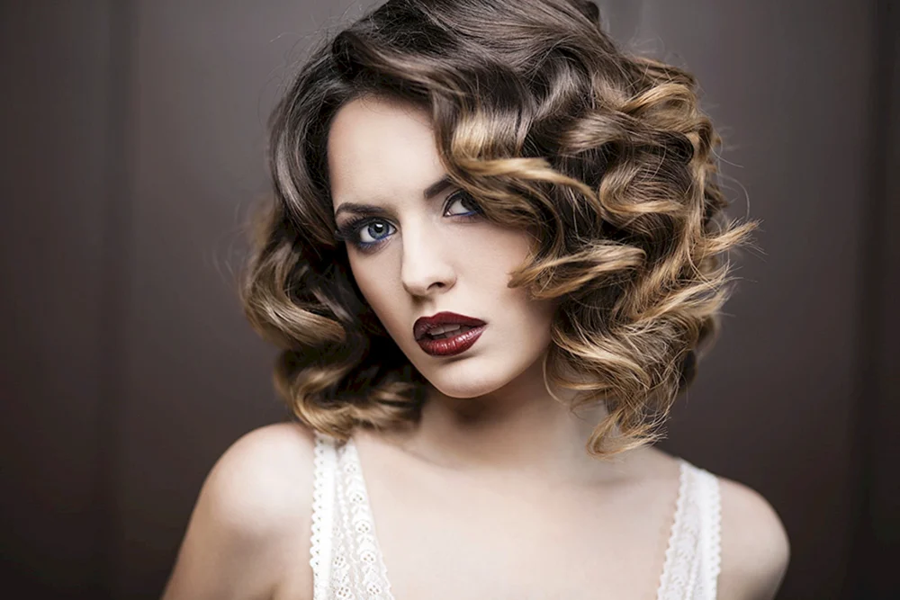 Festtagsfrisuren für mittleres Haar