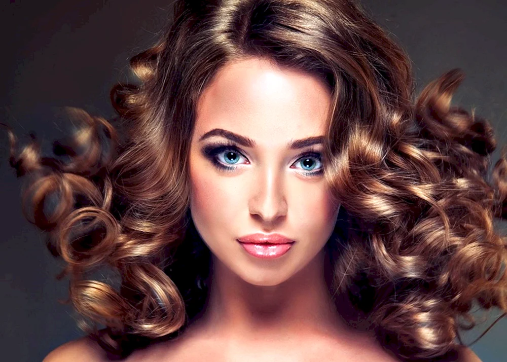 Lange Locken auf langem Haar