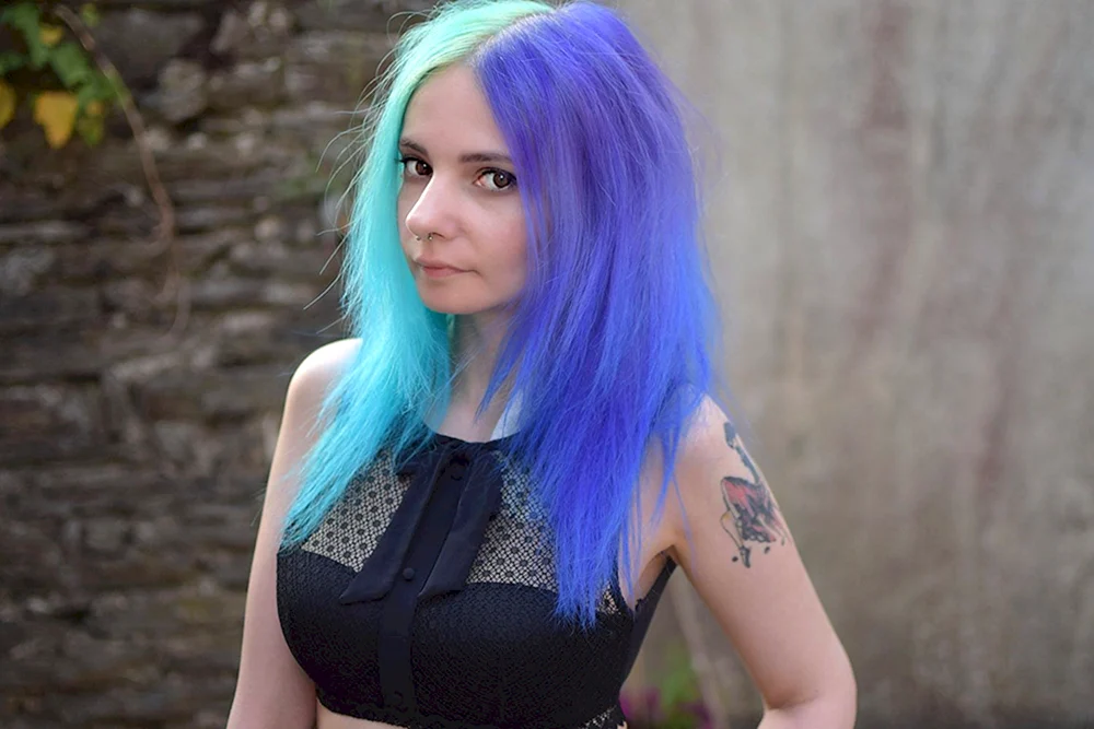 Schwarzes Haar mit rotem Pony
