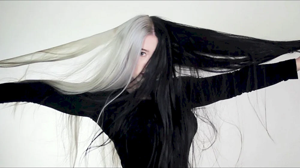Mädchen mit rot-schwarzem Haar