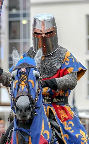 Mittelalterlicher Ritter Caballero Ritter Mailänder Rüstung Ritter Rekonstrukteur Reutarch's Rüstung Eremitage Mailänder Rüstung 1450 -1460.