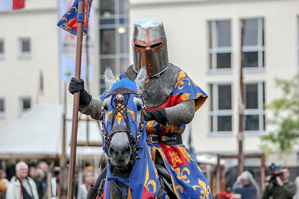 Mittelalterlicher Ritter Caballero Ritter Mailänder Rüstung Ritter Rekonstrukteur Reutarch's Rüstung Eremitage Mailänder Rüstung 1450 -1460.