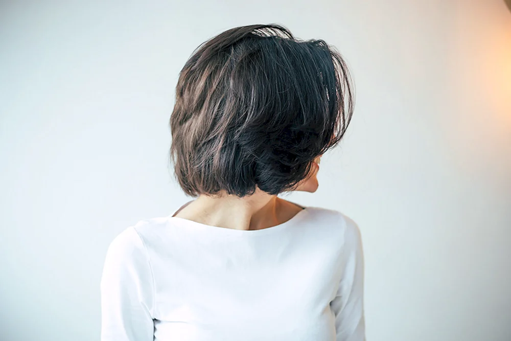 Mädchen mit kurzen Haaren von hinten