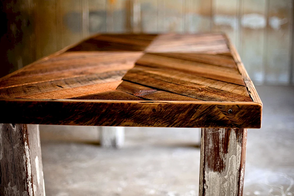 Tisch aus vegetabiler Holztischplatte