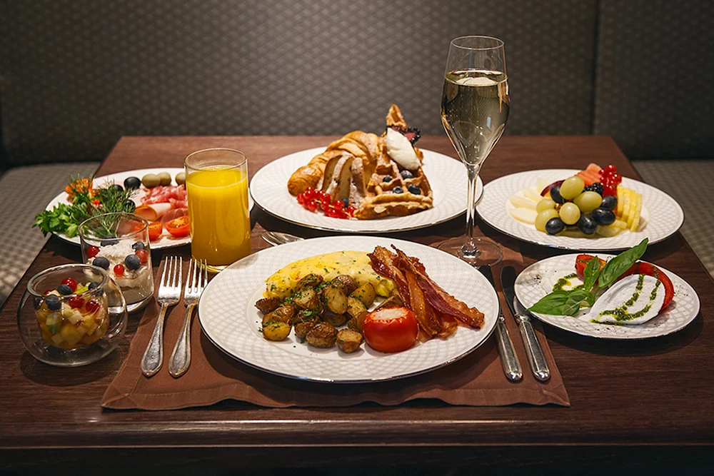 Ein Tisch mit Essen