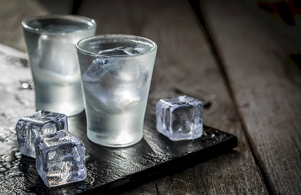 Wodka-Schnapsglas auf dem Tisch