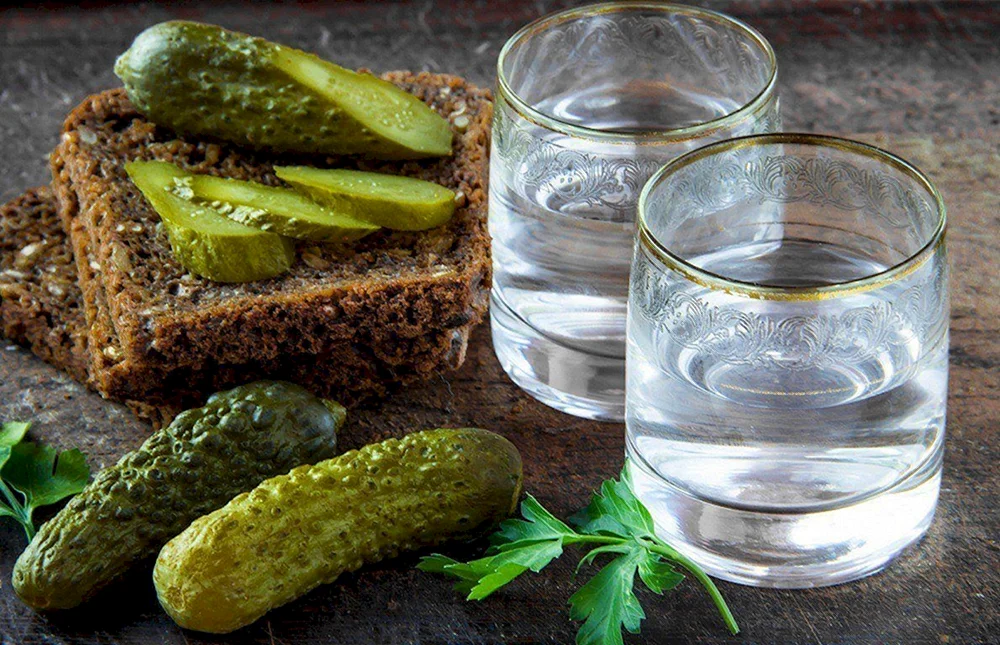 Wodka-Schnapsglas und Gurke