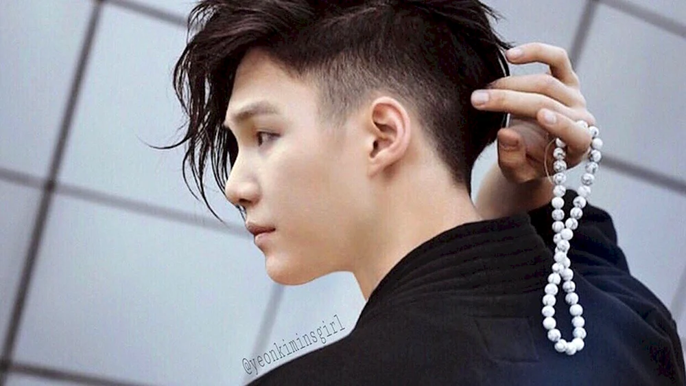 Androgyner asiatischer Haarschnitt