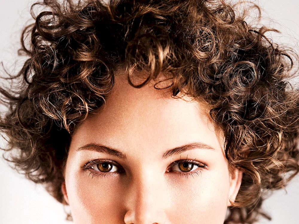 Locken Fouette Haarschnitt auf lockigem Haar