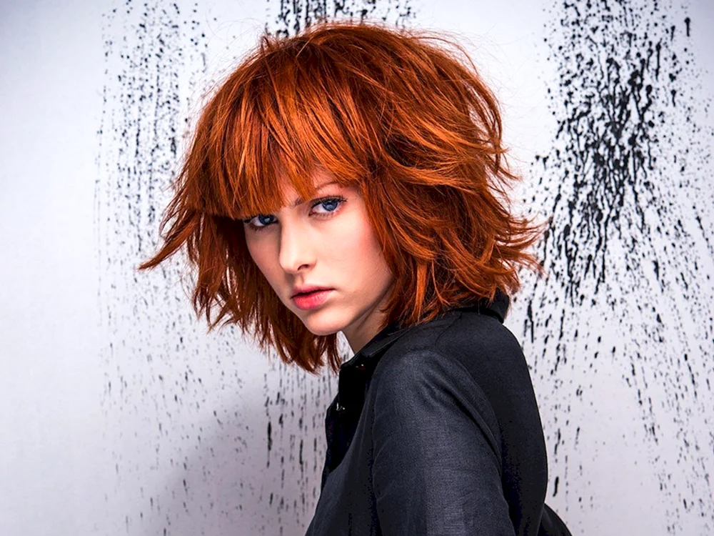 Bob Cascade Haarschnitt für mittleres Haar mit Fransen rot
