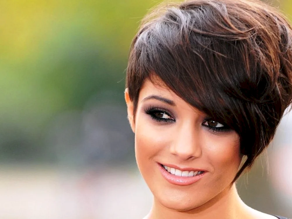 Stufiger Bob mit schrägem Pony