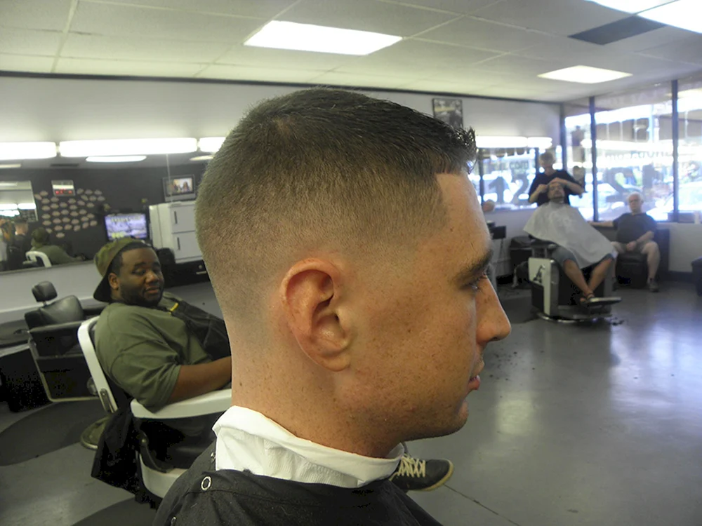 Militärischer Half-Box-Fade-Haarschnitt