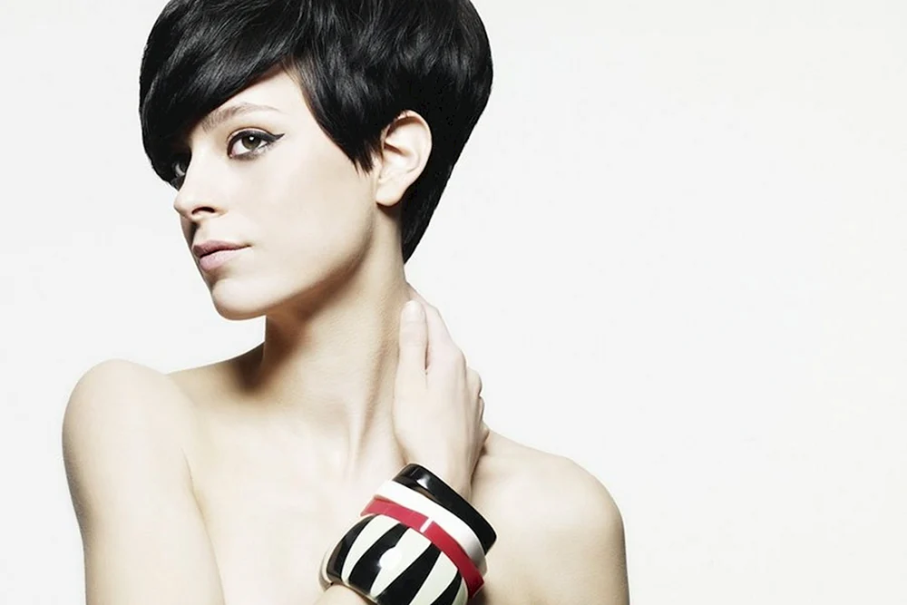 Frankie Sandford kurzer Haarschnitt