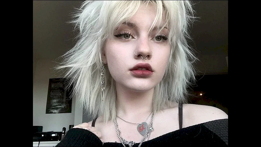 Grunge Haarschnitt weißes Haar