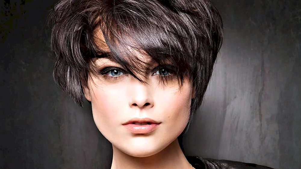 Frankie Sandford Kurzhaarschnitt