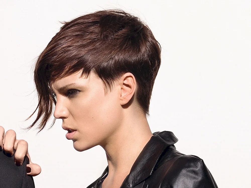 Pixie 2022 Haarschnitt mit Pony