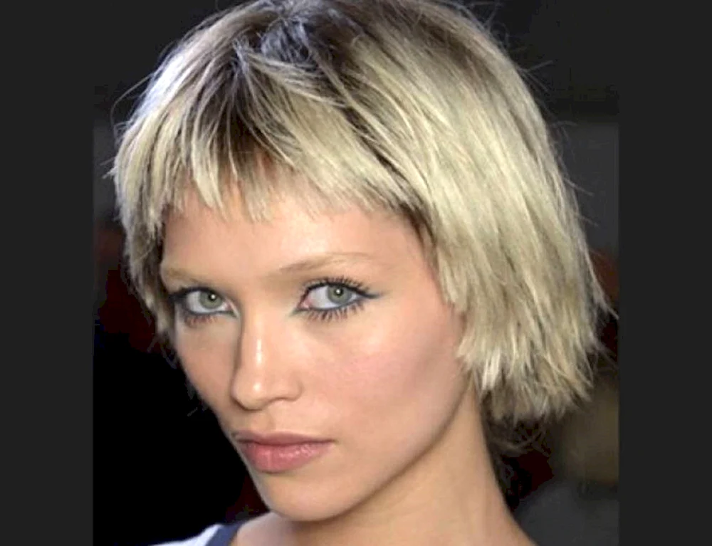 Pixie Cascade Haarschnitt für kurzes Haar
