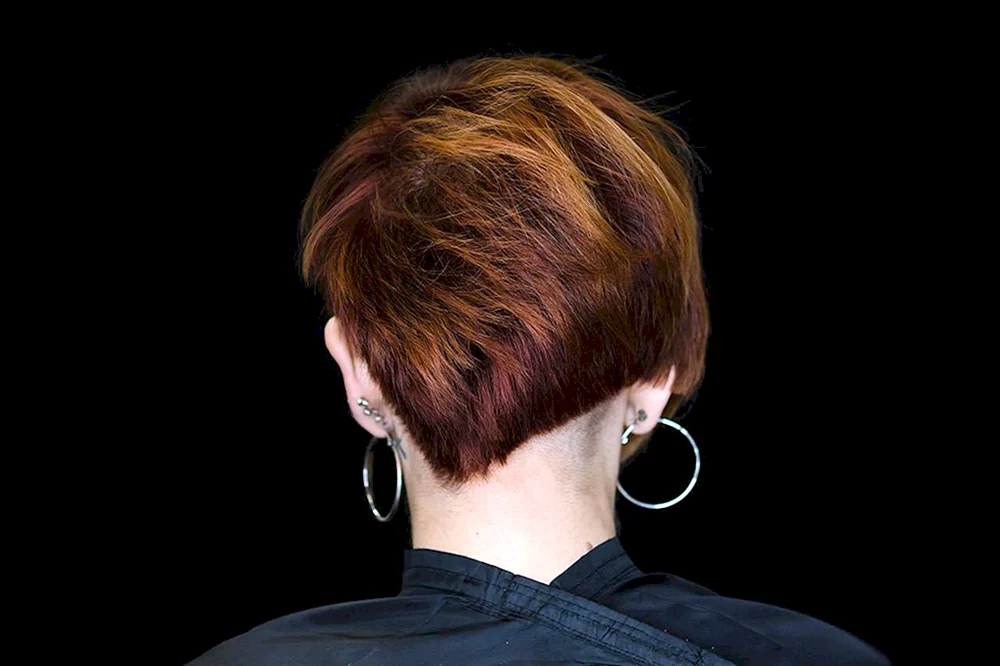 Pixie Haarschnitt mit einem verlängerten Nacken
