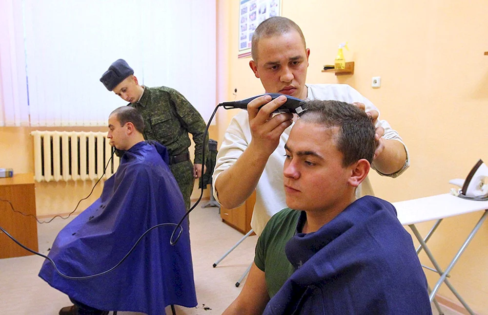 Ein Haarschnitt in der Armee