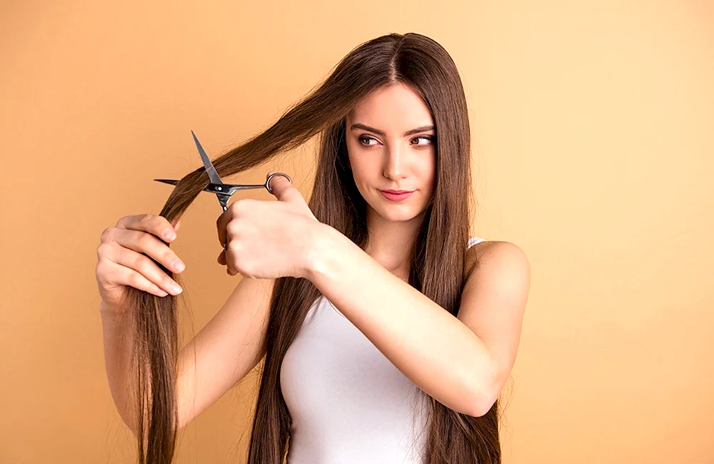 Mädchen schneidet sich die Haare ab