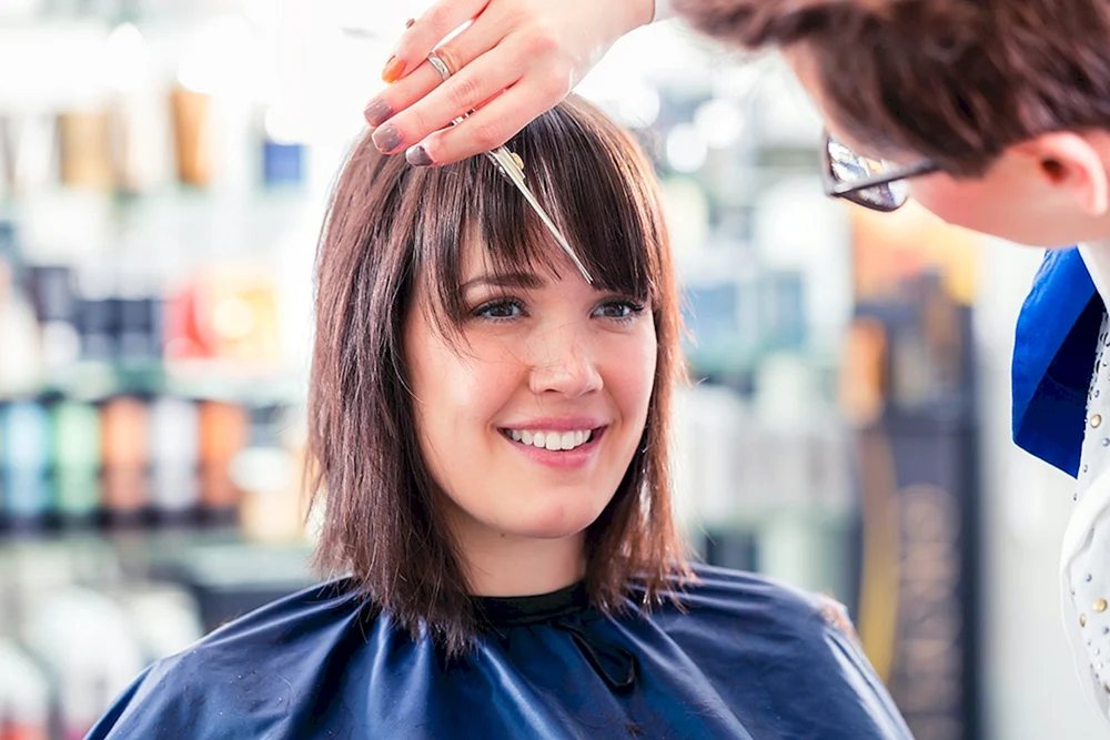 Mittlere Haarfärbung. Haare mit Pony